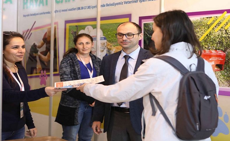 Bayraklı Belediyesi'nin stantlarına yoğun ilgi