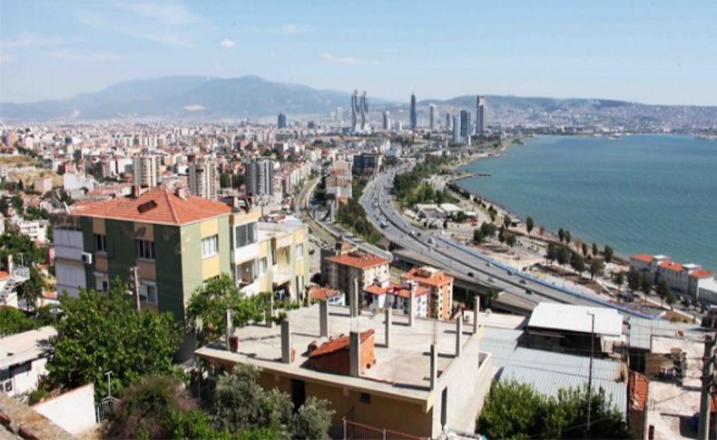 Bayraklı'da duvar yazıları yarıştı