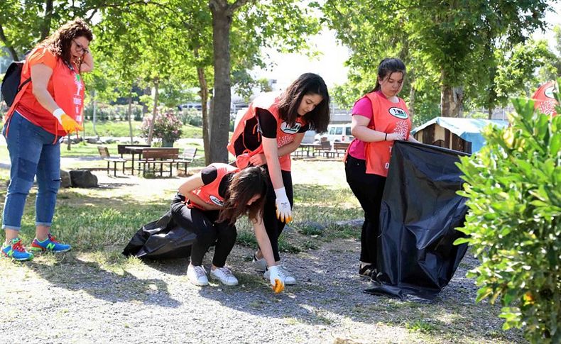 Bayraklı'da öğrencilerden çevre temizliği