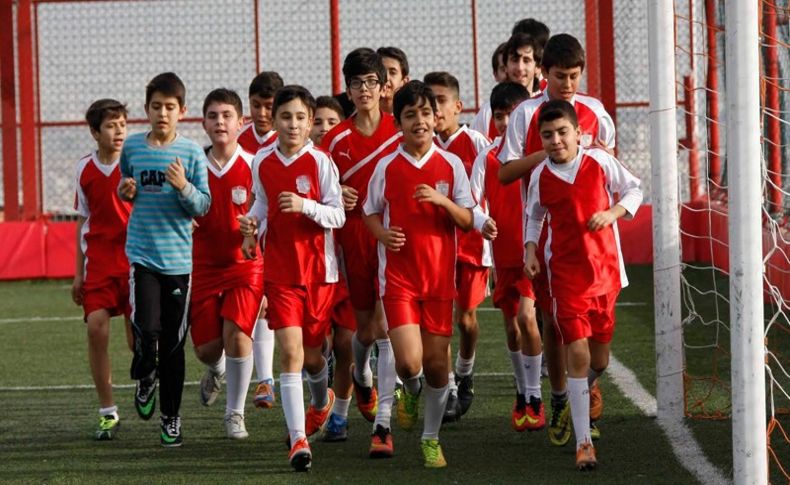 Bayraklı kurslarına ara vermeden devam ediyor