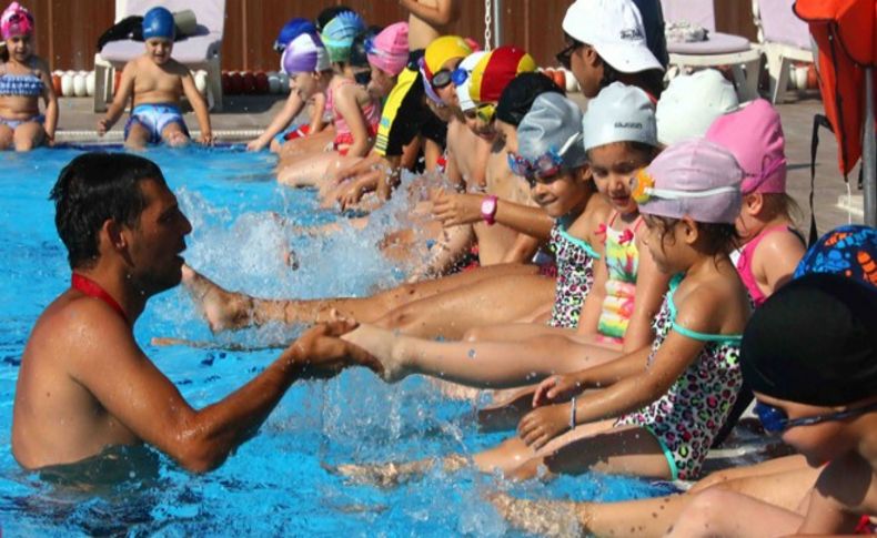Bayraklı’nın çocukları yüzme öğreniyor