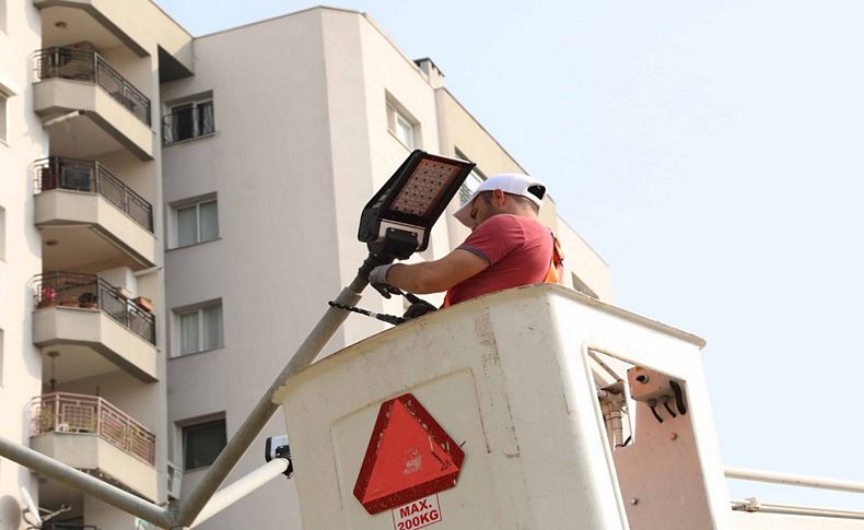 Bayraklı'nın parklarında enerji tasarrufu