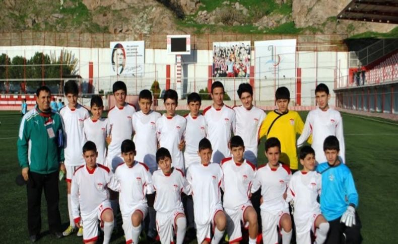 Bayraklı Belediyespor liderliği sevdi