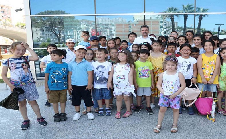 Bayraklılı çocuklar deniz müzesini gezdi