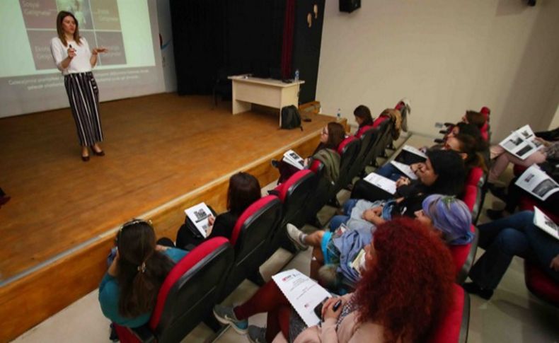 Bayraklılı kadınlara liderlik semineri