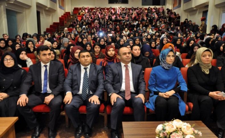 Bayraktar İzmir'de öğrencilerle buluştu