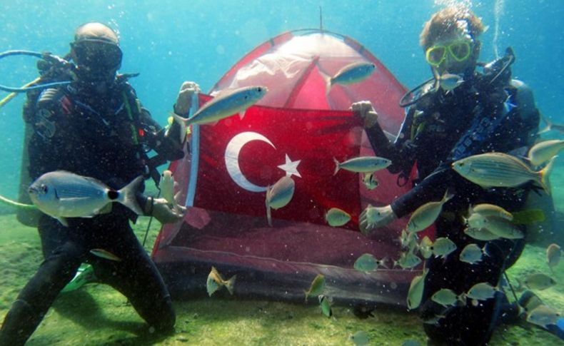 Deniz dibinde kamp kurdular
