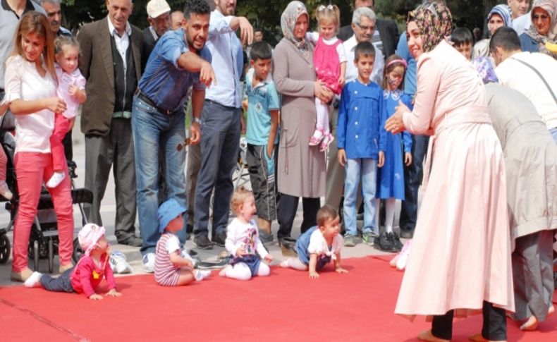 Bebeklerin emekleme ve koşma yarışmasında anneler ter döktü