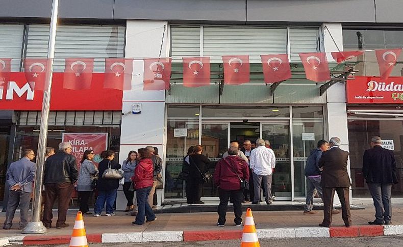 Belediye başkanı işe geç gelenleri binaya almadı