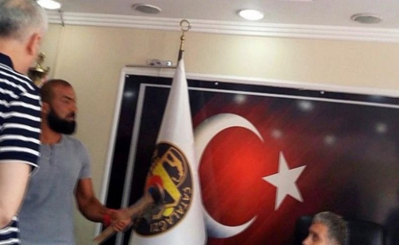 Belediye başkanının odasına baltalı baskın!