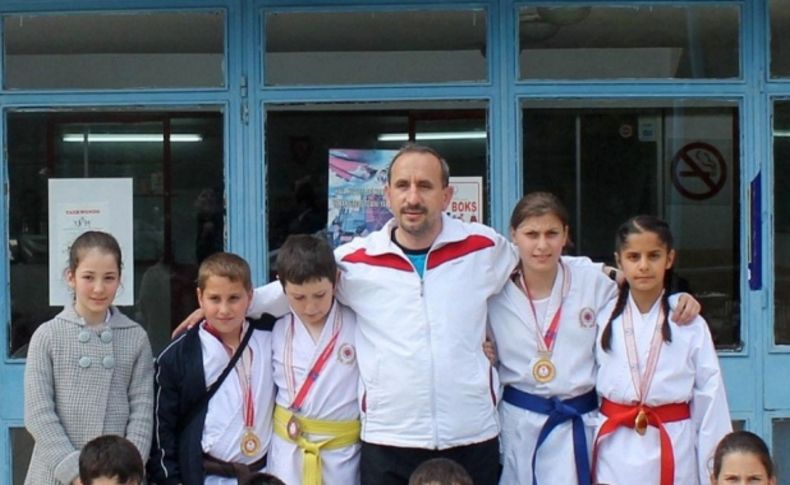 Belediye Başkanı Karatecileri ödüllendirdi.
