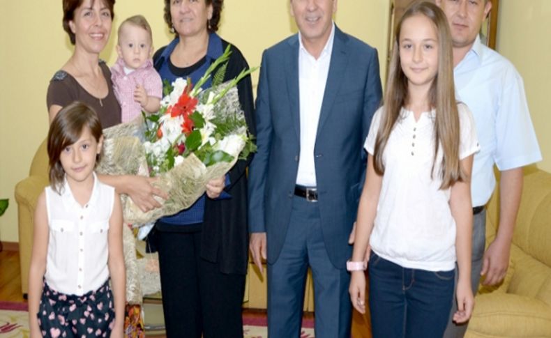 Belediye Başkanı Ok yeni bebeği olan çiftlerin mutluluğunu paylaştı