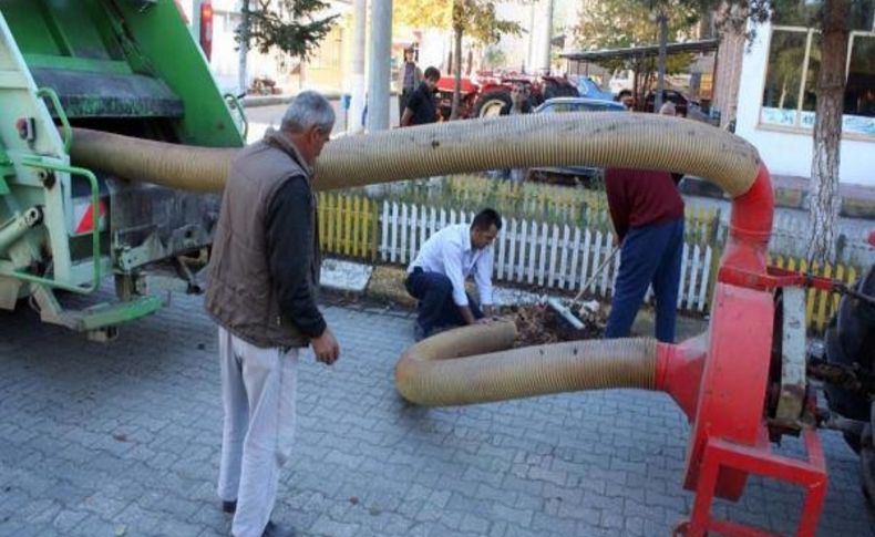 Belediye Yapraklari Saman Makinesi Ile Vakumladi