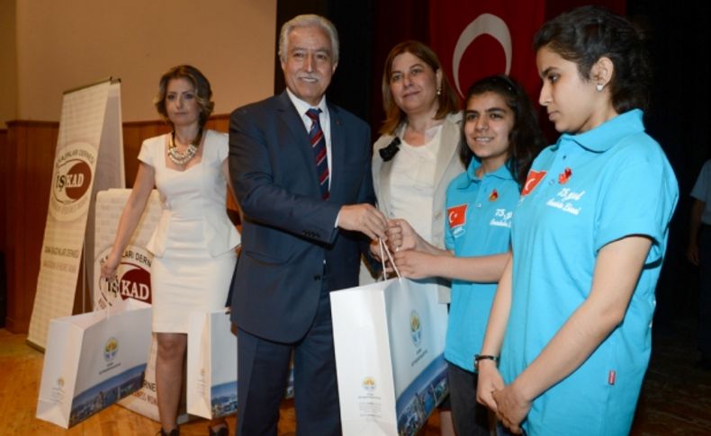Belediyeden başarılı öğrencilere bilgisayar