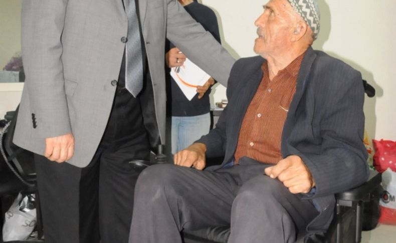 Belediyeden engelli vatandaşa akülü sandalye