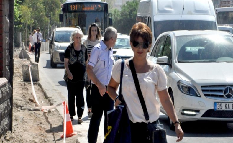 Belediyenin kaldırım çalışması vatandaşı yolundan etti