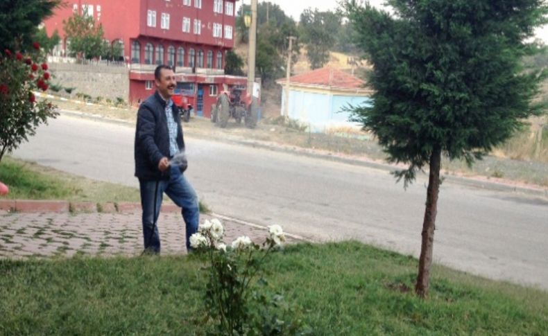 Belediyenin yazı işleri müdürü, gönüllü bahçıvanlık yapıyor