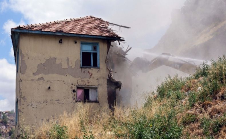 Bentderesi'nde yer alan genelevlerden geriye kalan son iki bina da yıkıldı