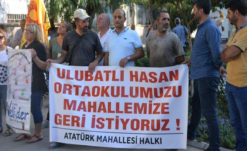 Bergama'da ortaokulun taşınmasını protesto ettiler