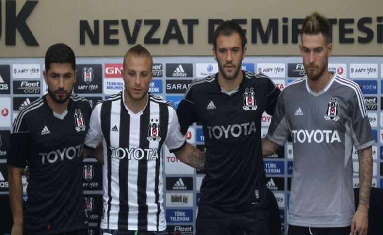 Beşiktaş'ta yeni transferler basın önünde imza attı