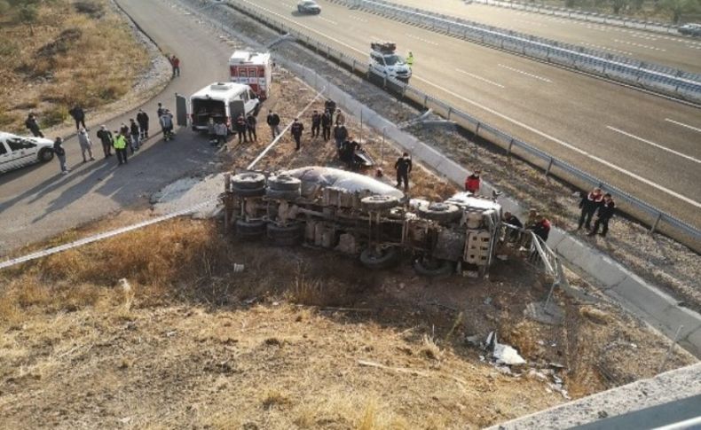 Beton mikseri viyadükten düştü: 1 ölü