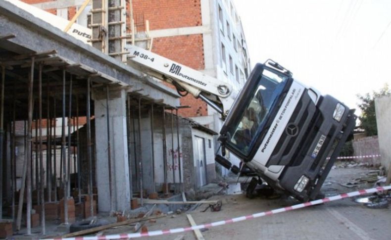 Beton pompası işçilerin üzerine devrildi