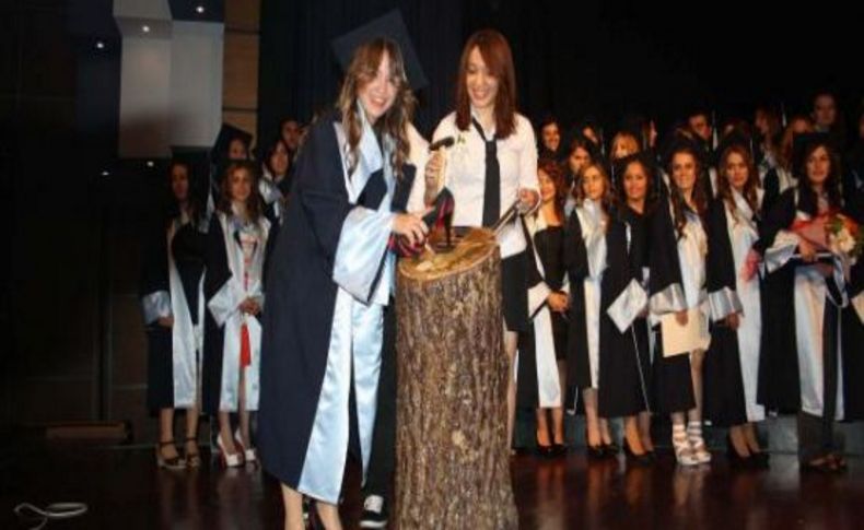 Beyaz melekler kep fırlattı