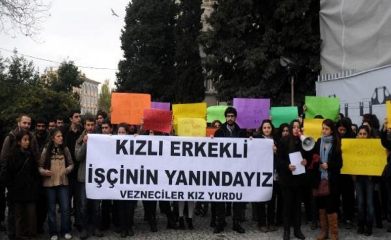 Beyazit Meydani'nda 'kizli-Erkekli Işçinin Yanindayiz' Eylemi