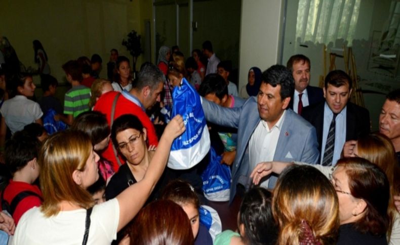 Beylikdüzü Yaz Spor Okulları’na katılan çocuklar kıyafetlerini aldı