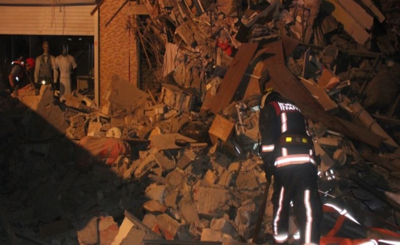 Beyoğlu’nda bir bina boşaltıldıktan 5 saat sonra çöktü