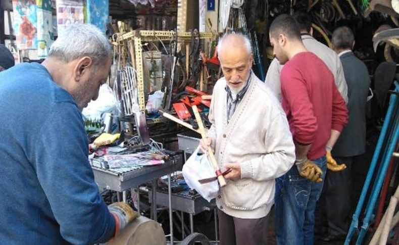 Biçaklar Kurbana Hazir