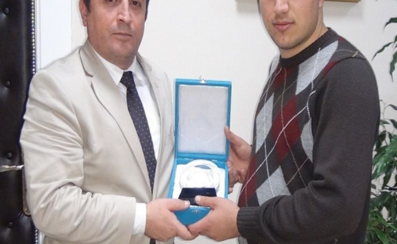 BİGADER’den duyarlı gazetecilere plaket