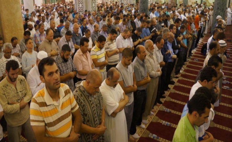 Binlerce müslüman Mescid-i Aksa'da buluşuyor