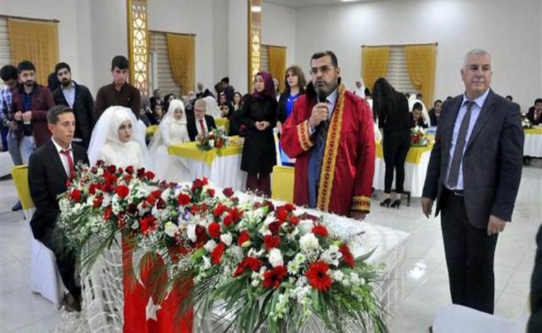 Bir müftü, ilk kez resmi nikah kıydı