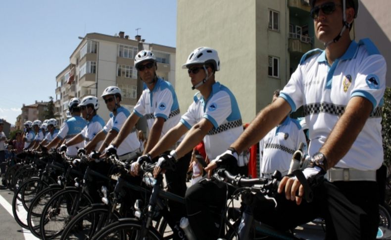 Bisikletçiler, bisikletli polislere emanet