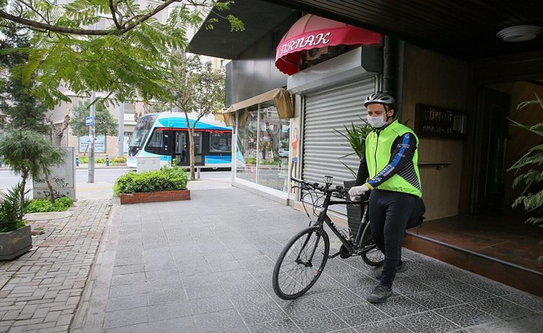 Bisikletli gönüllüler yaşlılar için pedal çeviriyor