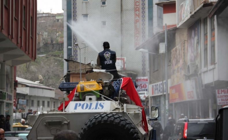 Bitlis’te polis panzerleri vatandaşa gül suyu sıktı