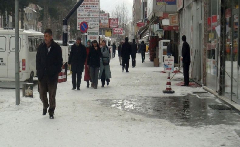 Bitlis’te yollar buz pistine döndü