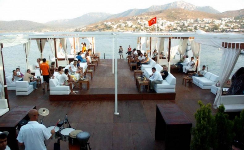 Bodrum'da sosyete iskeleleri yıkılmıyor