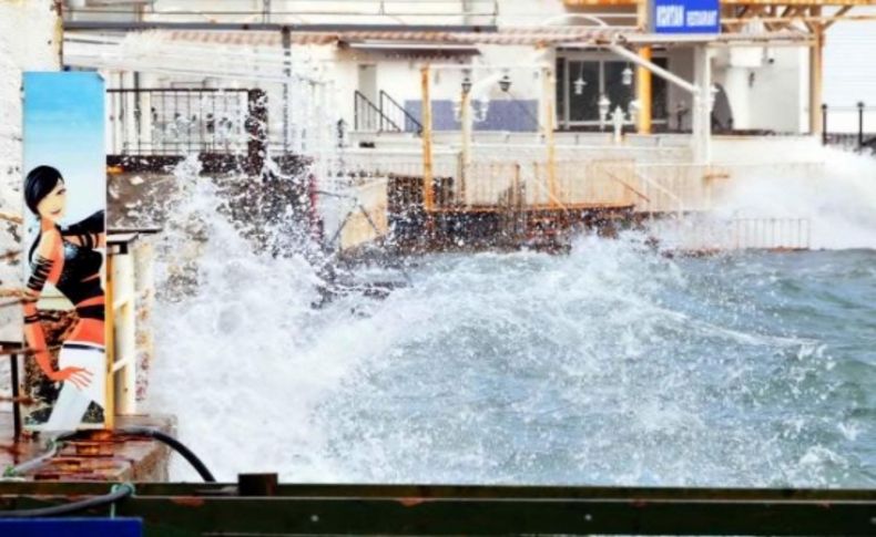 Bodrum'u lodos vurdu; evler ve işyerleri su altında bıraktı