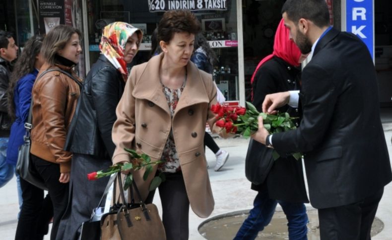 Bolu Ülkü Ocakları'ndan vatandaşlara Kutlu Doğum gülü