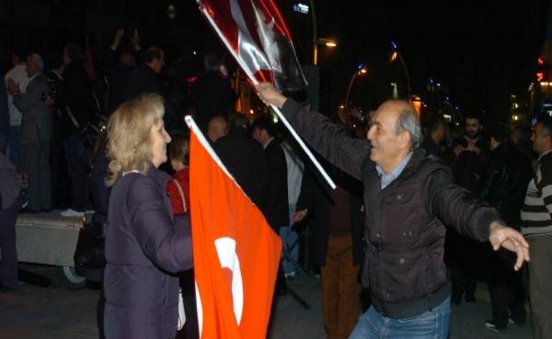 Bolu'da 10 Bin Kişi Bayraklarla Yürüyerek Bayrami Kutladi