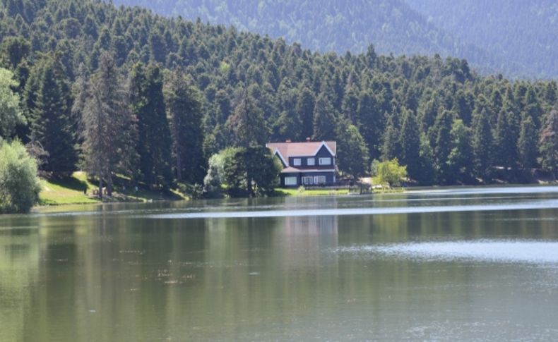 Bolu'dan geçen tatilciler Gölcük'ü doldurdu