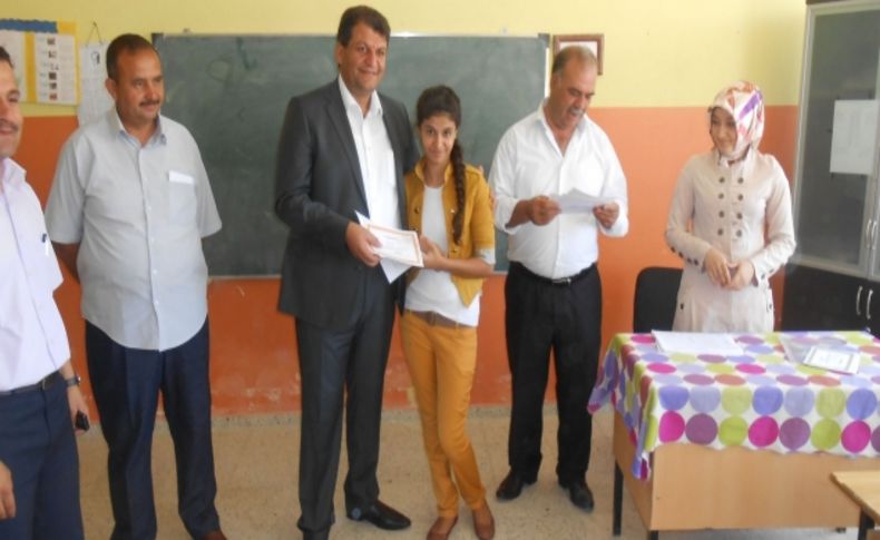 Bombaların düştüğü Akçakale'de karne sevinci