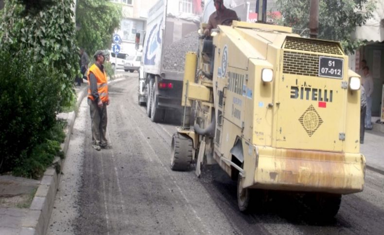 Bor ilçesinde asfaltlama çalışması devam ediyor