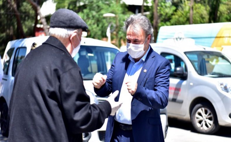 Bornova’da 'çınar'lara çiçek ve maske sürprizi