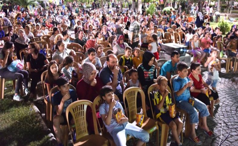 Bornova'da açık havada sinema keyfi