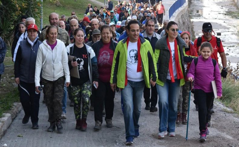 Bornova'da Ata’ya saygı yürüyüşü