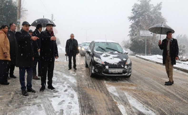 Bornova’da karla mücadele aralıksız sürüyor