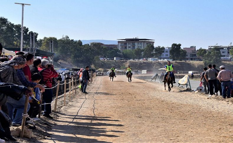 Bornova'da Rahvan atlar Cumhuriyet için koştu